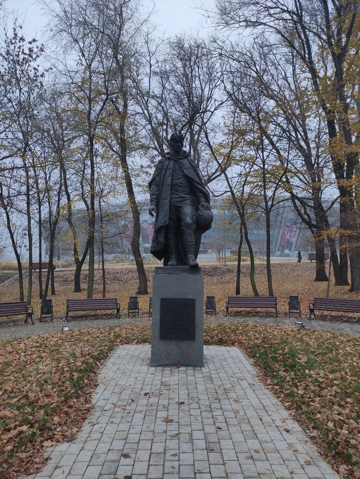 Памятник неизвестному солдату (сзади него "Донбасс Арена"). Красивый памятник.