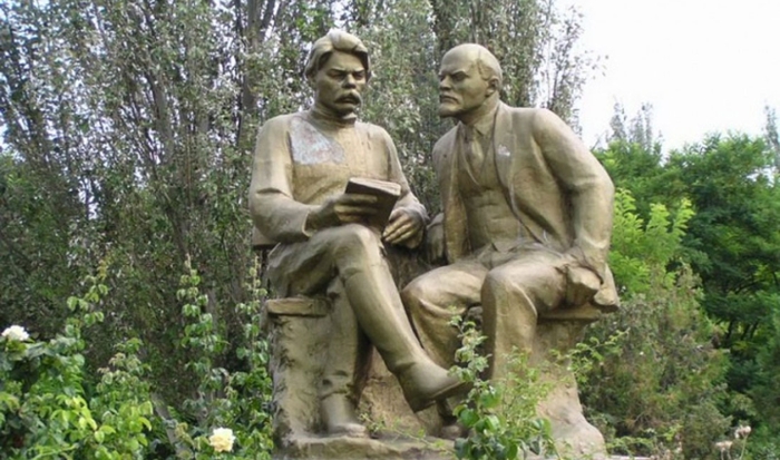 Памятник. Есть много где. Ленин и Горький