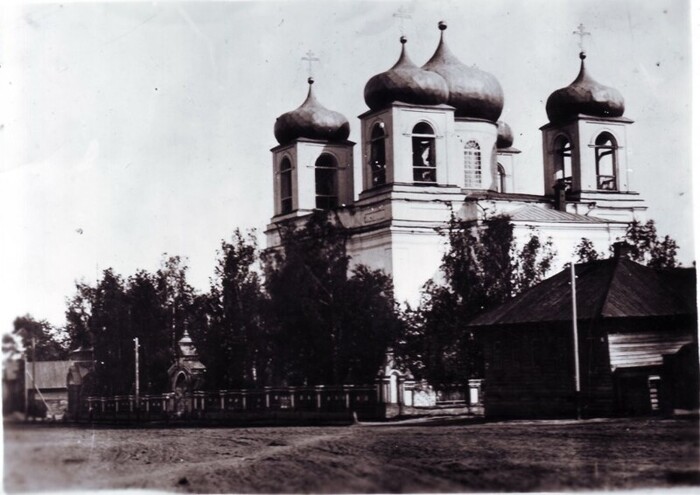 Улица Костромская. Воскресенский собор 1859 года постройки. Сейчас здесь располагается хлебозавод. Купола и световой барабан, снесены.