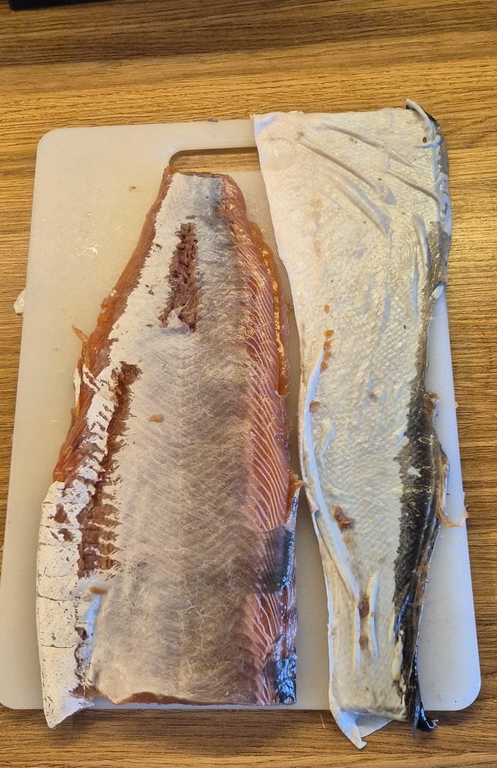 Кожу смимаю руками, так получается сохранить весь жирок со спины и брюшек.