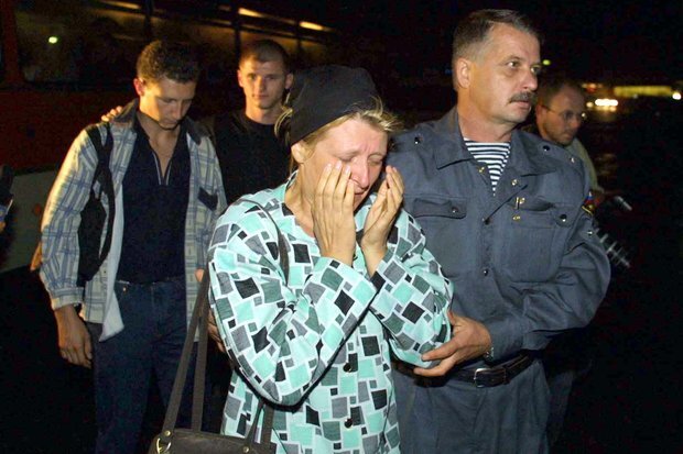 Родственники погибших в авиакатастрофе во время опознания тел, октябрь 2001 года