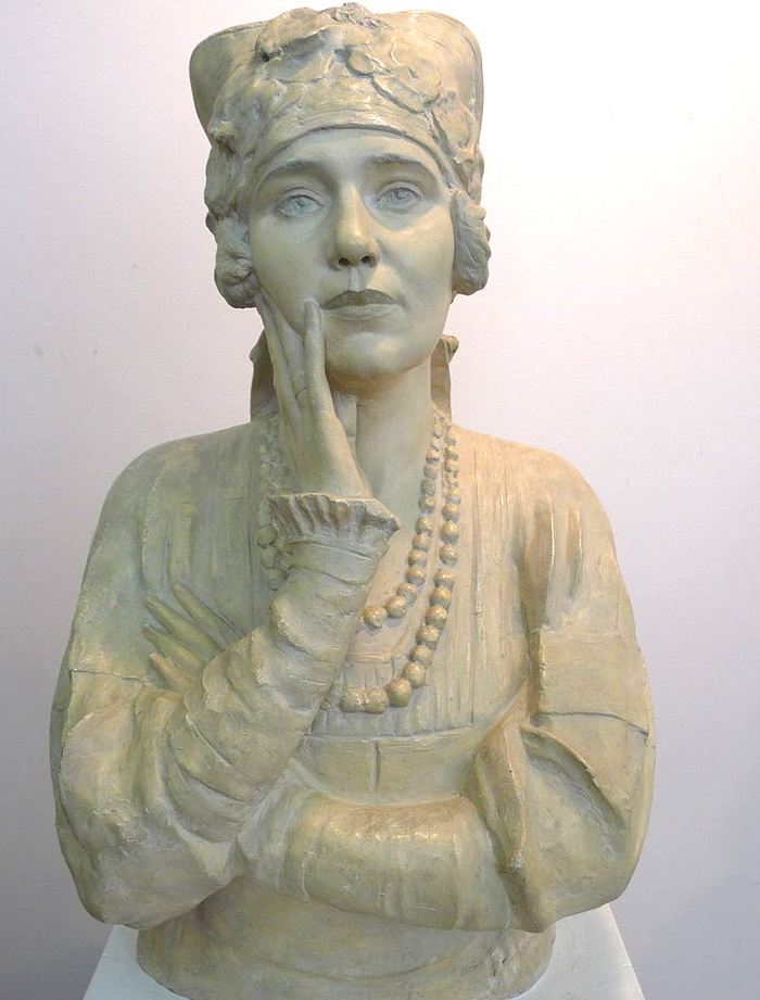 Скульптура «Женщина в русском сарафане». (Портрет певицы Н.В.Плевицкой) работы Сергея Коненкова. Фото: <a href="https://pikabu.ru/story/sovetskaya_mata_khari_v_1938_otpravlena_na_katorgu_frantsuzami_i_v_1940_ubita_nemtsami_14417627?u=https%3A%2F%2Fcommons.wikimedia.org%2Fwiki%2FMain_Page&t=Commons.wikimedia.org&h=d004e7d2b91dbf9d96c2d864818e7f05ea304100" title="https://commons.wikimedia.org/wiki/Main_Page" target="_blank" rel="nofollow noopener">Commons.wikimedia.org</a>