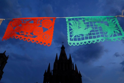 Papel picado , ��� ��������������� ������, ������ �� ����� � ���-������-��-�������, �������. �� ������ ����� papel picado �� ���� ������� ������� ���, �� �������� �� ����� Día de los Muertos .