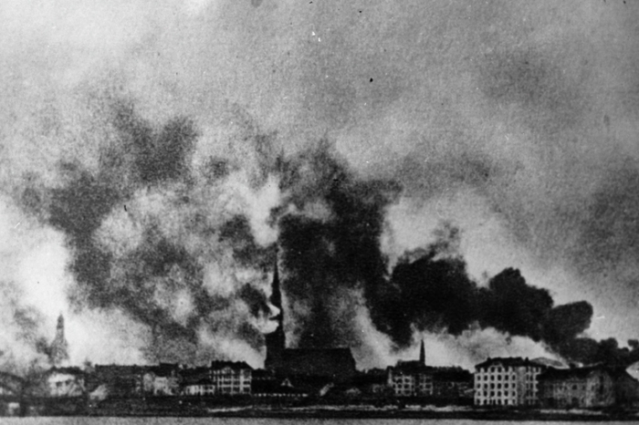 Великая Отечественная война. Рига в огне, в результате фашистской бомбардировки,1941 год. Фото: РИА Новости
