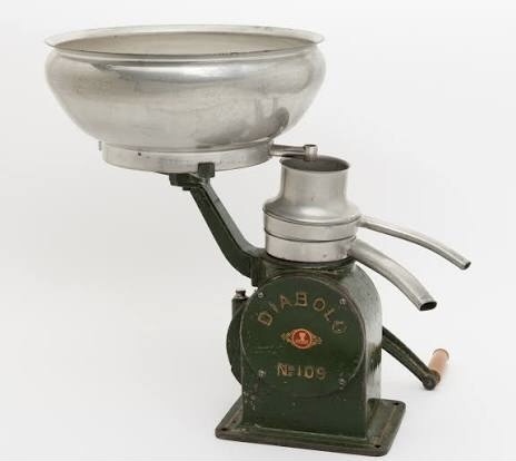 Сепаратор для молока Diabolo Model No. 109 – винтажный ручной сливкоотделитель (центробежный сепаратор), очень похожий на тот, который был у моей бабушки.