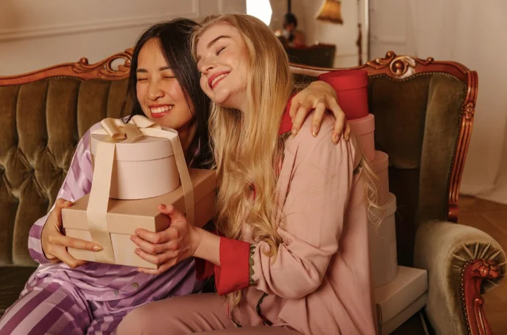 Какой подарок подруге на 14 февраля считается уместным: контекст, возраст и формат общения