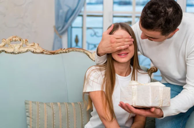 +150 лучших идей, что подарить жене на 8 марта в 2026 году