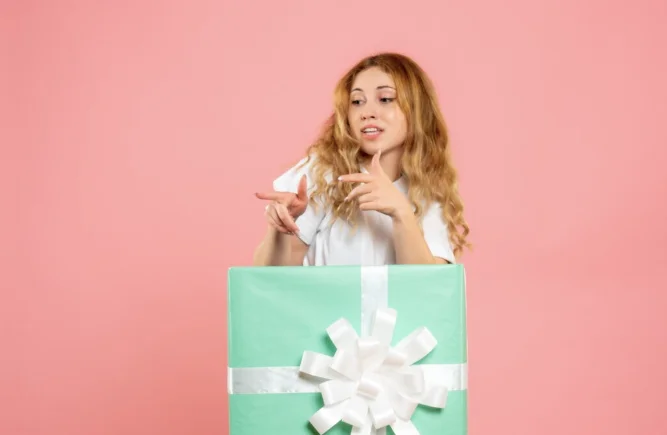 Что подарить на 8 марта девочкам в школе