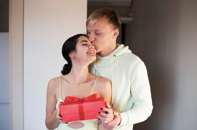 Что не нужно дарить жене на 8 марта